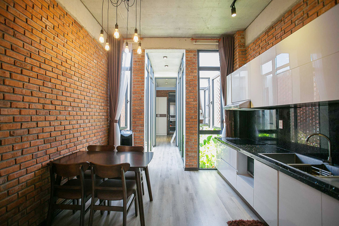 Ngôi nhà Đà Nẵng đẹp lạ dù bị 'cắt' làm 3 khúc