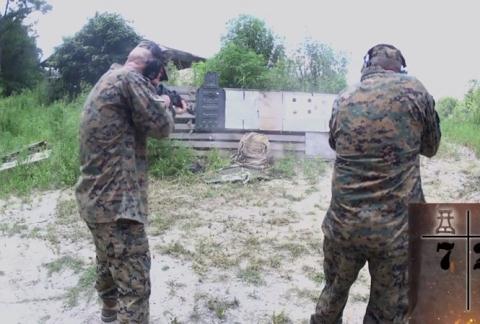 AK-47 bắn đỏ nòng không xuyên nổi ba lô chống đạn Mỹ