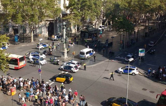 Hiện trường vụ đâm xe khủng bố kinh hoàng ở Barcelona