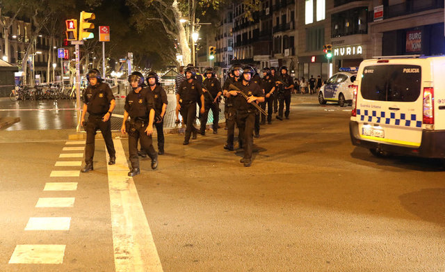Đâm xe khủng bố ở Barcelona, ít nhất 13 người chết