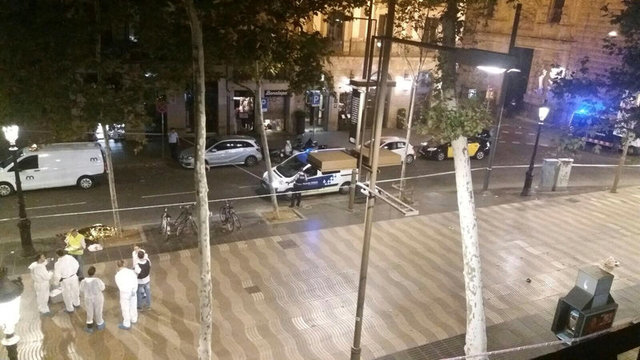 Đâm xe khủng bố ở Barcelona, ít nhất 13 người chết
