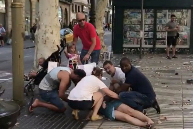 Hiện trường vụ đâm xe khủng bố kinh hoàng ở Barcelona