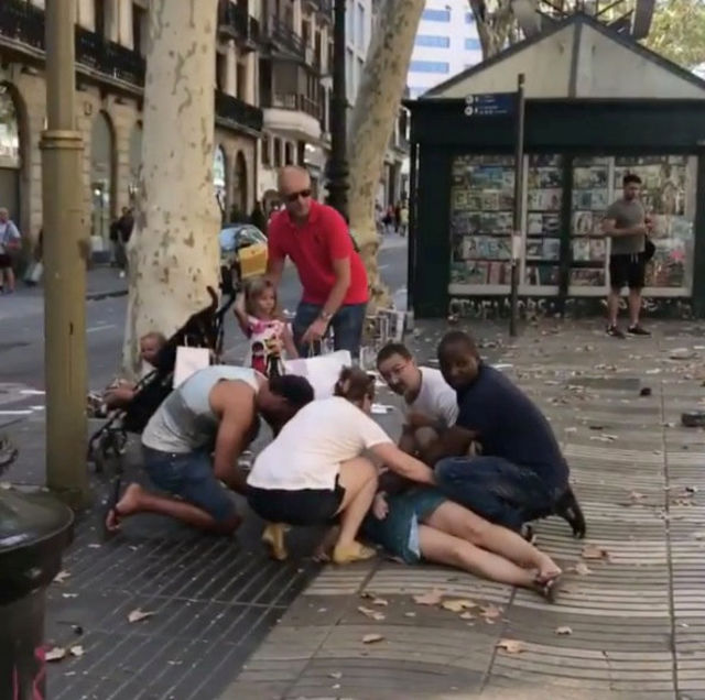 Đâm xe khủng bố ở Barcelona, ít nhất 13 người chết