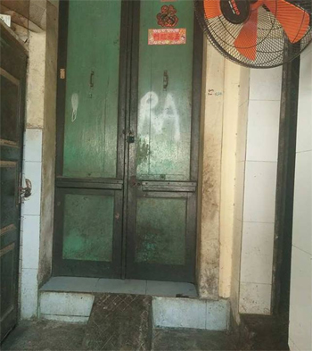 Bé trai nghi bị bạo hành chào đời trong sự giấu giếm của mẹ