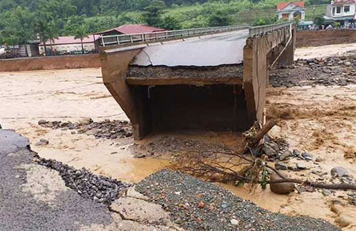 Lũ ống cuốn hàng chục người mất tích ở Tây Bắc