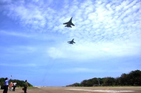 Chuyến bay đặc biệt trước khi thả tiêm kích Việt Nam