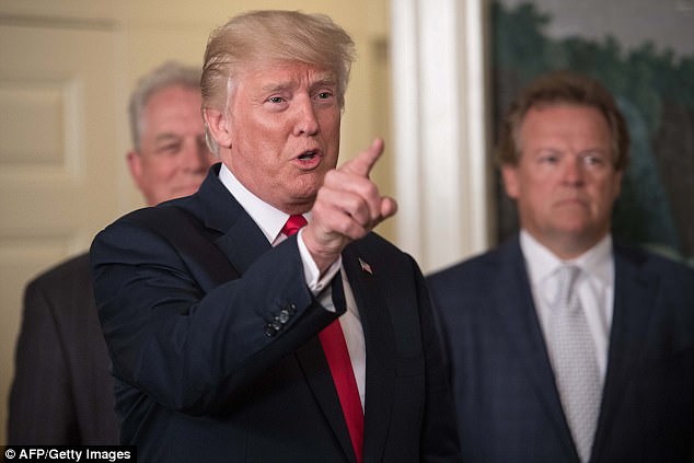 Ông Trump chỉ mặt phóng viên, gọi CNN là "hãng tin giả"