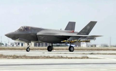 F-35B Anh cất cánh với tên lửa bằng nhựa F-35B Anh cất cánh với tên lửa bằng nhựa