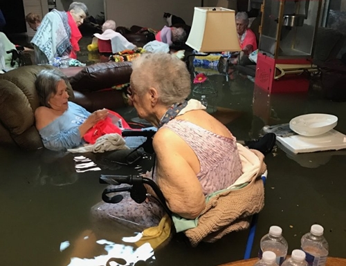 Hỗn loạn khi bão Harvey trút 34 tỷ m3 nước xuống Texas