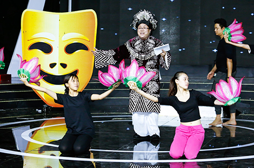 Kim Tử Long chăm sóc vợ trẻ ở hậu trường