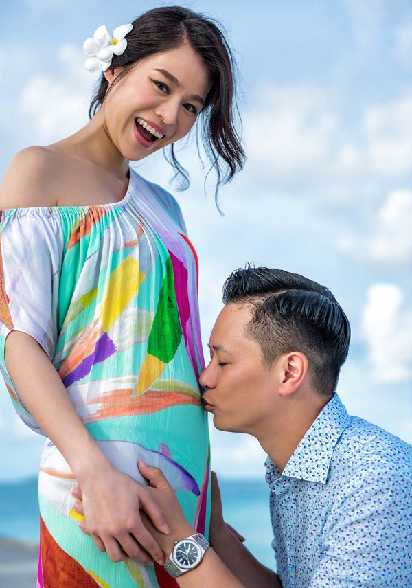 Hồ Hạnh Nhi khoe phong cách khi mang bầu