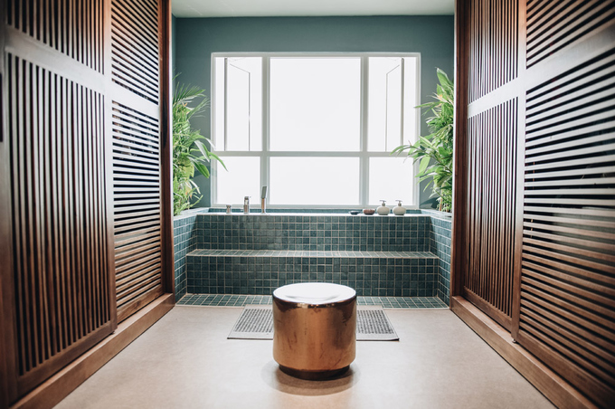 Căn hộ Sài Gòn tông màu khác lạ được chủ nhà chọn từng viên gạch