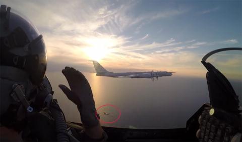 Hai chiếc F-16 kẹp chặt Tu-95 Nga trên Baltic