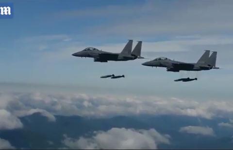 Hàn Quốc dùng bom tấn cày xới sát Triều Tiên Hàn Quốc dùng bom tấn cày xới sát Triều Tiên