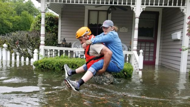 Đường biến thành sông sau siêu bão lịch sử ở Mỹ