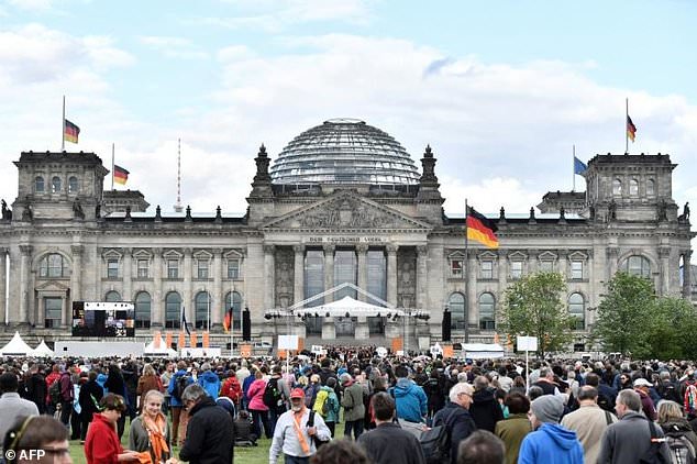 Du khách Trung Quốc bị bắt ở Đức vì chào kiểu Hitler