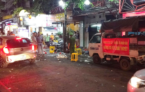 Hàng chục thanh niên dàn trận giữa phố cổ Hà Nội