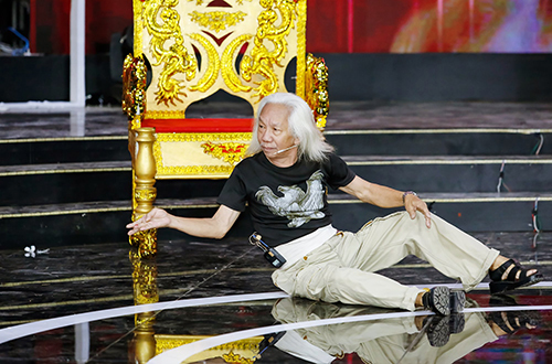 Kim Tử Long chăm sóc vợ trẻ ở hậu trường