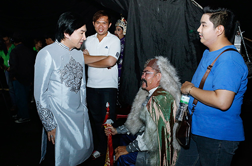 Kim Tử Long chăm sóc vợ trẻ ở hậu trường