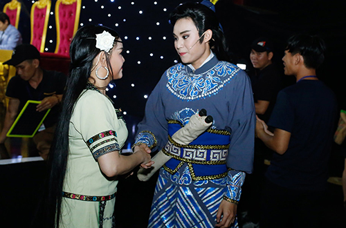 Kim Tử Long chăm sóc vợ trẻ ở hậu trường