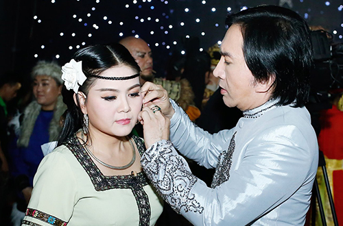 Kim Tử Long chăm sóc vợ trẻ ở hậu trường