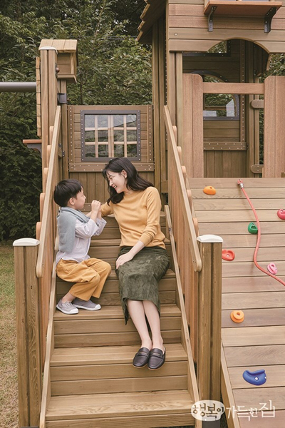 Lee Young Ae chơi cùng con trong biệt thự