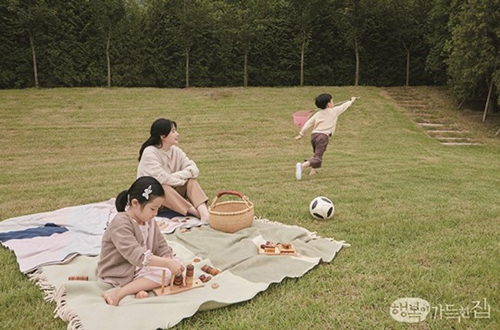 Lee Young Ae chơi cùng con trong biệt thự