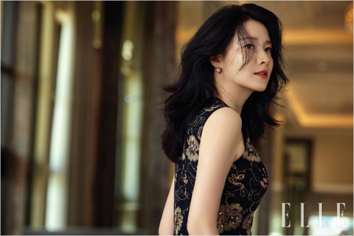 Lee Young Ae chơi cùng con trong biệt thự