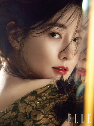 Lee Young Ae chơi cùng con trong biệt thự