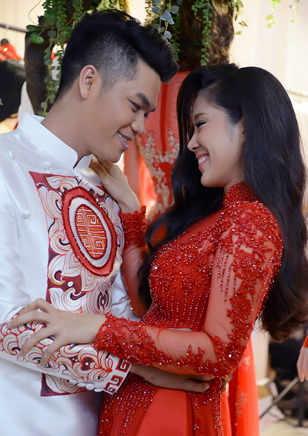 Lê Phương cùng chồng kém tuổi thử đồ cưới