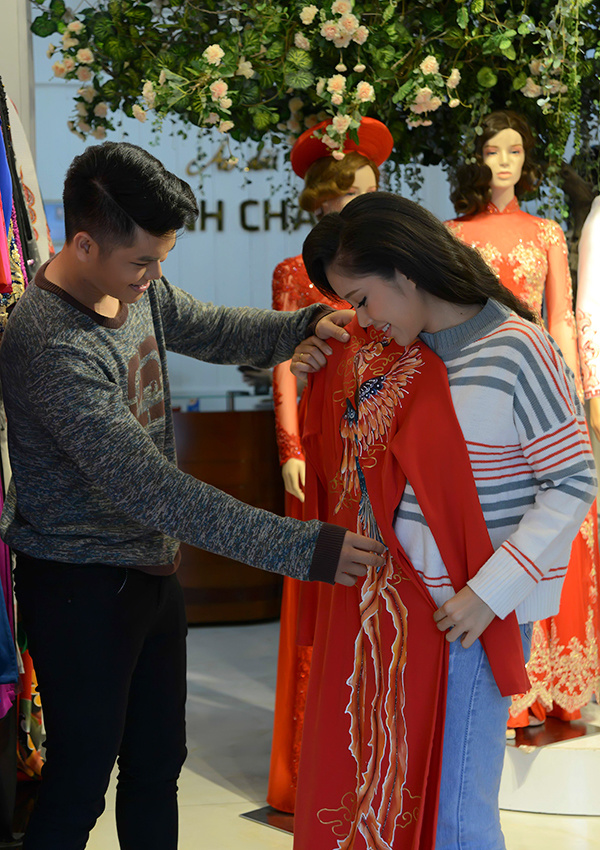 Lê Phương cùng chồng kém tuổi thử đồ cưới