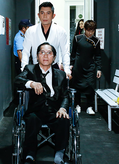 Kim Tử Long chăm sóc vợ trẻ ở hậu trường