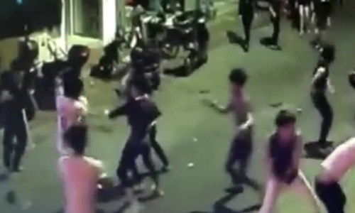 Chàng trai đi giày cá sấu nguyên con 'giá chục triệu' gây tranh cãi
