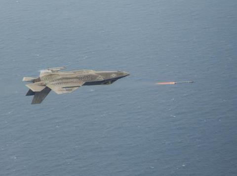 Máy bay chiến đấu F-35 ra viện