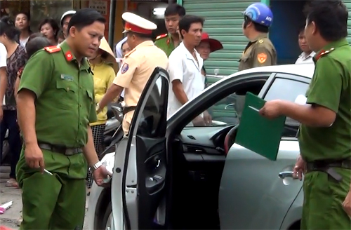 Tài xế mở cửa ôtô thiếu quan sát, cô gái tử vong