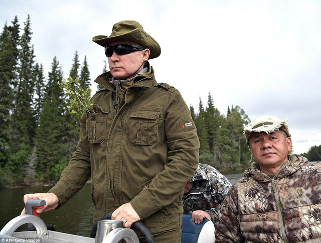 Tổng thống Putin mình trần câu cá giữa hồ