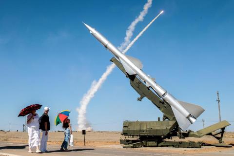 S-300 khạc lửa trên trời Nga và lời mời của ông Putin