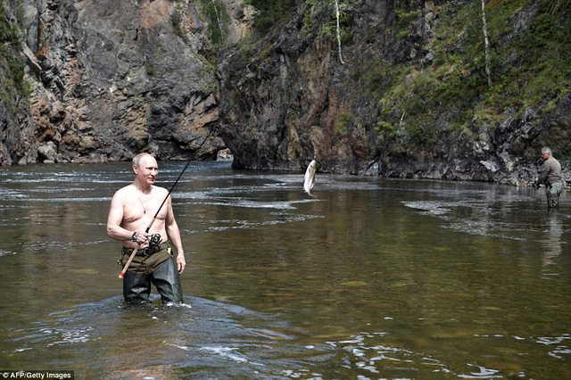 Tổng thống Putin mình trần câu cá giữa hồ