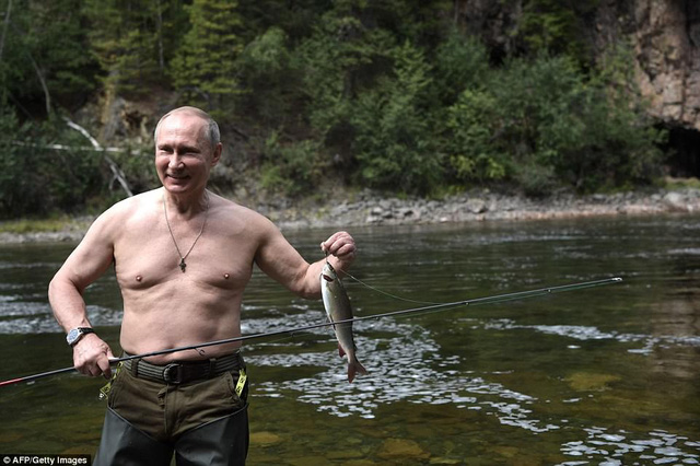 Tổng thống Putin mình trần câu cá giữa hồ