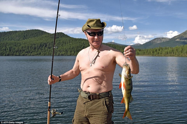 Tổng thống Putin mình trần câu cá giữa hồ