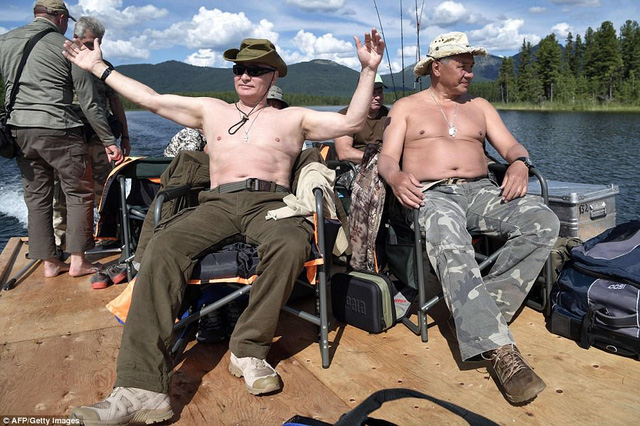 Tổng thống Putin mình trần câu cá giữa hồ
