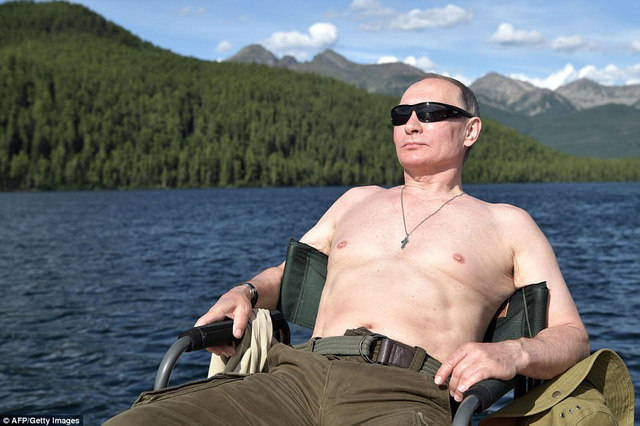 Tổng thống Putin mình trần câu cá giữa hồ