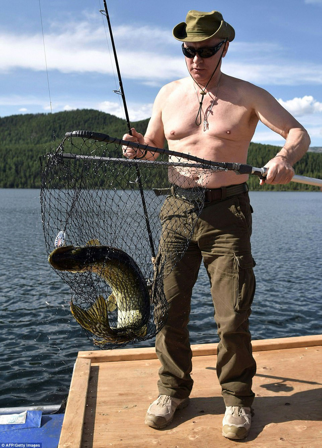 Tổng thống Putin mình trần câu cá giữa hồ