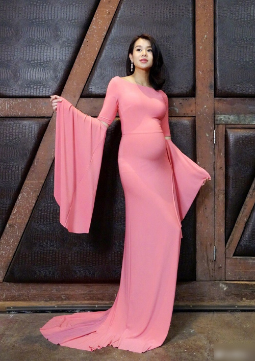 Hồ Hạnh Nhi khoe phong cách khi mang bầu