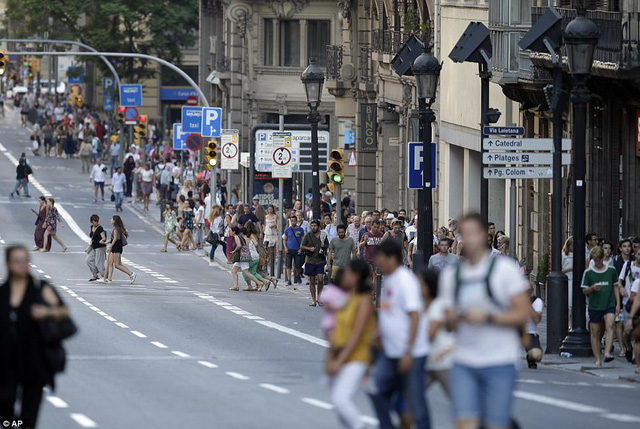 Nhân chứng vụ khủng bố Barcelona: Nạn nhân bị xe đâm văng lên không