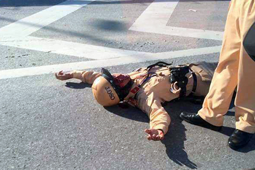 Cảnh sát giao thông bị xe vi phạm tông gãy tay ở Hà Nội