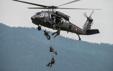 Tên lửa Houthi bắn hạ Black Hawk Mỹ?