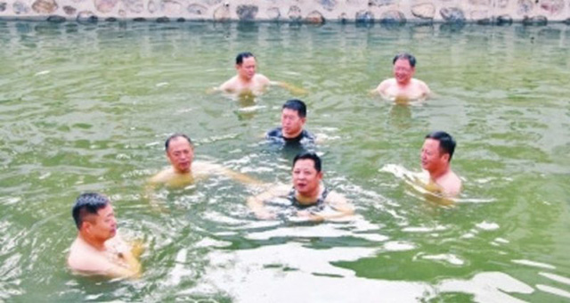 Thị trưởng tắm sông để chứng minh nước không ô nhiễm