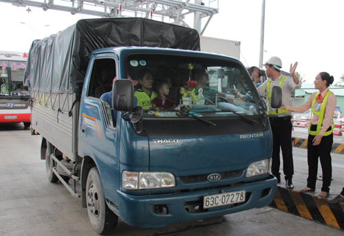 Xả trạm thu phí Cai Lậy vì tài xế trả tiền lẻ