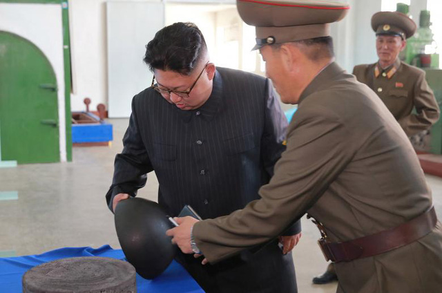 Chuyến thị sát cơ sở tên lửa giữa lúc “nước sôi lửa bỏng” của ông Kim Jong-un